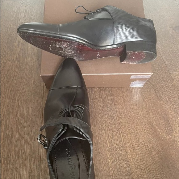 Very nice condition

Look perfectly elegant

Come with box - Picture 7 of 8